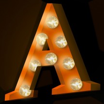 Buchstaben mit Lichtern