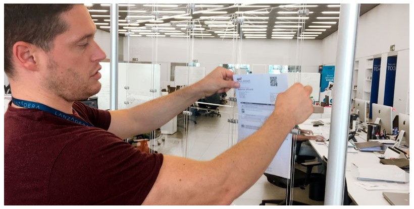 Introducción de hoja en carpeta de inmobiliaria