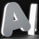 Silberne satinierte Dibond-Buchstaben + beleuchtetes Acryl