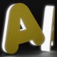 Gold satinierte Dibond-Buchstaben + beleuchtetes Methacrylat
