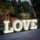 Riesige LOVE-Buchstaben mit Licht