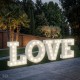 Riesige LOVE-Buchstaben mit Licht