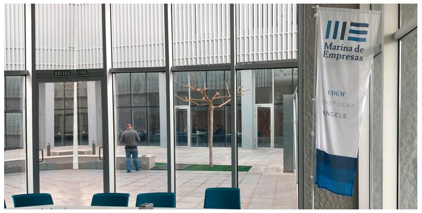 Bandera rectangular con mástil para Marina de Empresas