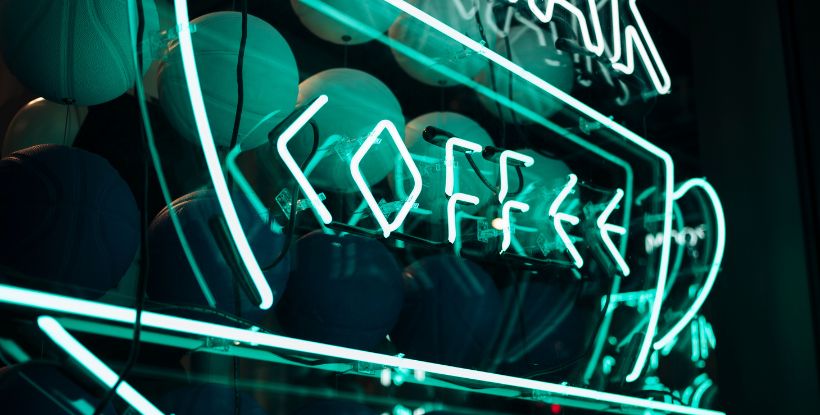 Schildwerbung für Bars und Restaurants